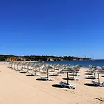 Ferragudo Beach Apartment With Terrace & Walk To Beach & Village Apartmán *