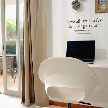 Ferragudo Beach Apartment With Sunset Terrace, Air Conditioning, Wi-Fi & Free Parking *