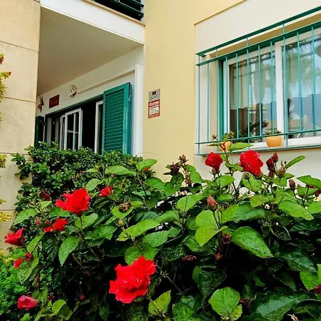 Ferragudo Beach Apartment With Sunset Terrace, Air Conditioning, Wi-Fi & Free Parking *