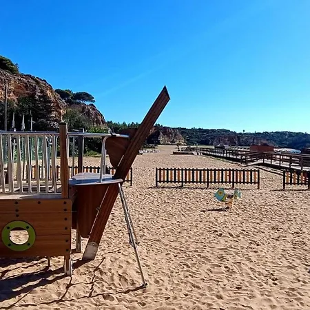 Ferragudo Beach Apartment With Sunset Terrace, Air Conditioning, Wi-Fi & Free Parking 费拉古多