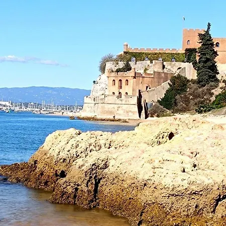 Ferragudo Beach Apartment With Sunset Terrace, Air Conditioning, Wi-Fi & Free Parking * 费拉古多