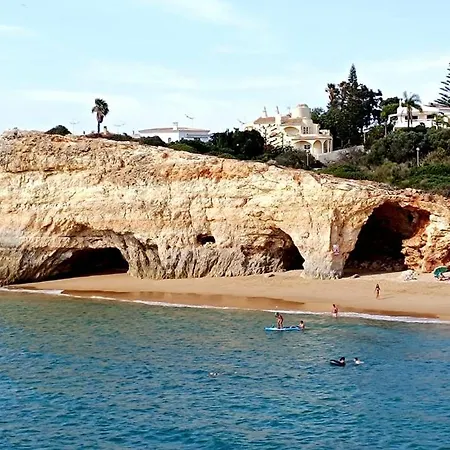 Ferragudo Beach Apartment With Sunset Terrace, Air Conditioning, Wi-Fi & Free Parking 费拉古多