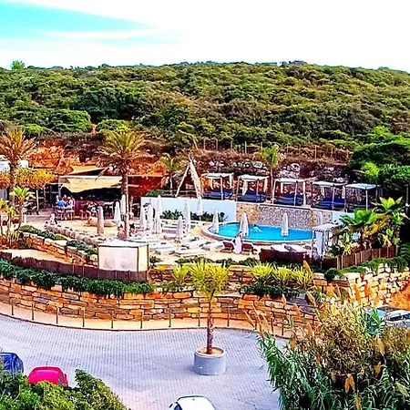 Ferragudo Beach Apartment With Sunset Terrace, Air Conditioning, Wi-Fi & Free Parking * 费拉古多