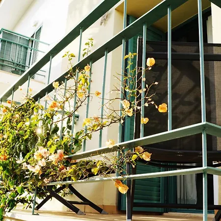 Ferragudo Beach Apartment With Terrace & Walk To Beach & Village