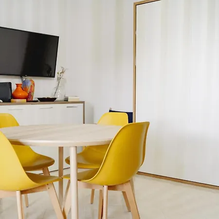 Ferragudo Beach Apartment With Sunset Terrace, Air Conditioning, Wi-Fi & Free Parking