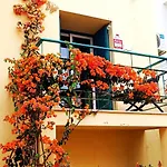 Ferragudo Beach Apartment With Terrace & Walk To Beach & Village 费拉古多