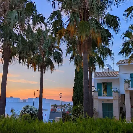 With Sunset Terrace, Air Conditioning, Wi-fi & Free Parking Appartamento