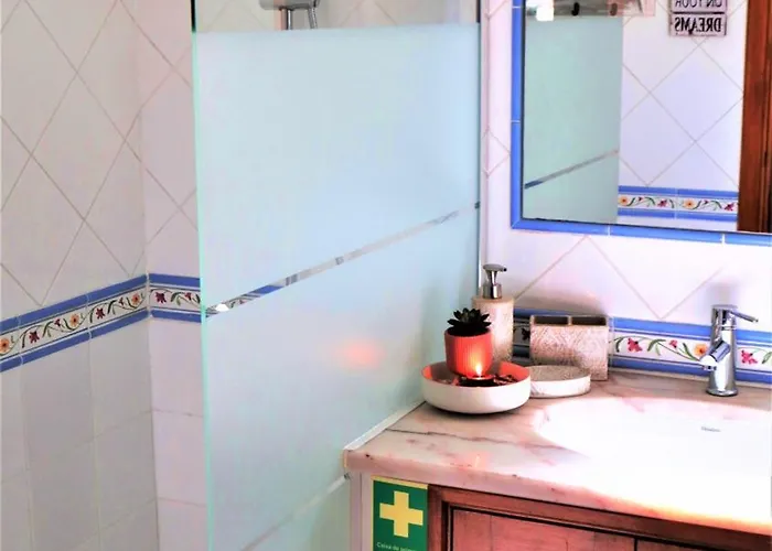 Ferragudo Beach Apartment With Terrace & Walk To Beach & Village *
