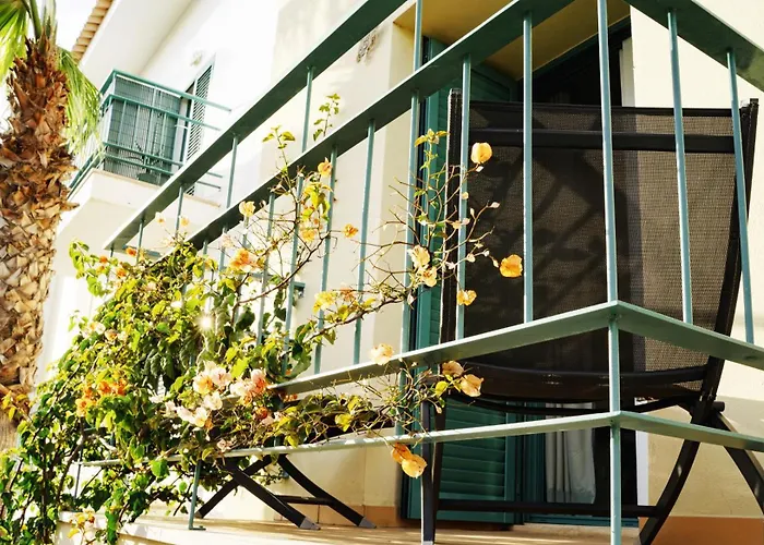 Ferragudo Beach Apartment With Terrace & Walk To Beach & Village